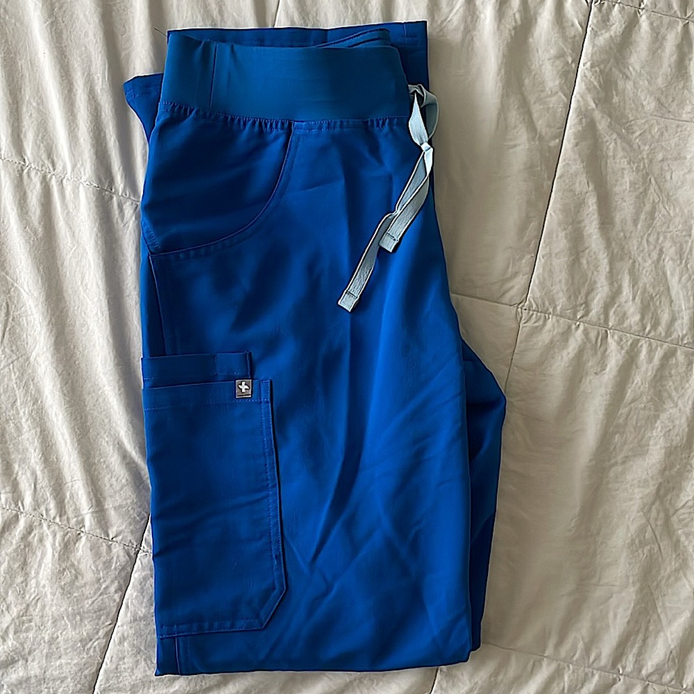 FIGS KADE CARGO PANTS
SMALL
RARELY USED
NO HOLES OR STAINS